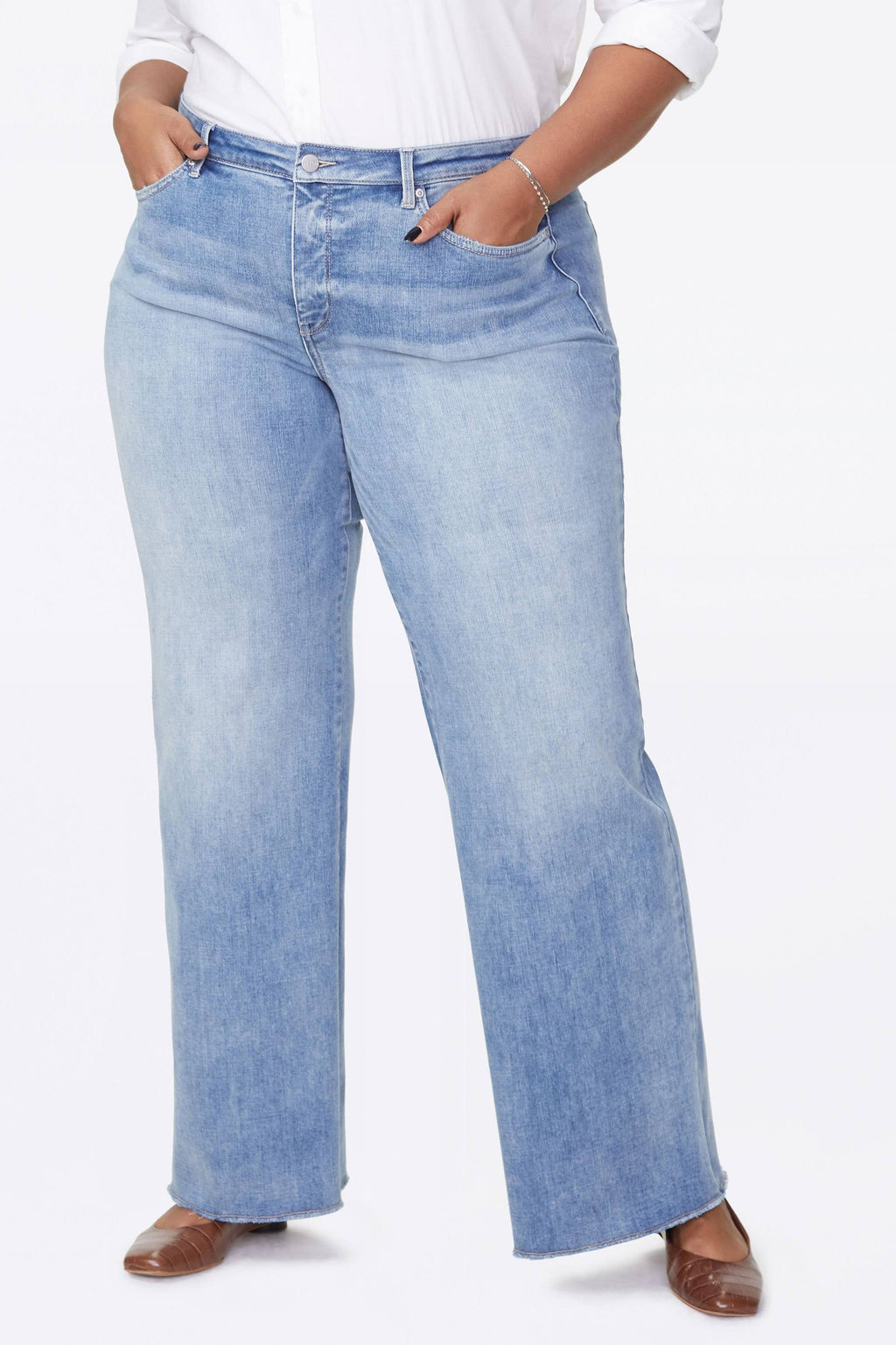 Wide Leg Fray Hem Jeans, Size 28 W Y27447