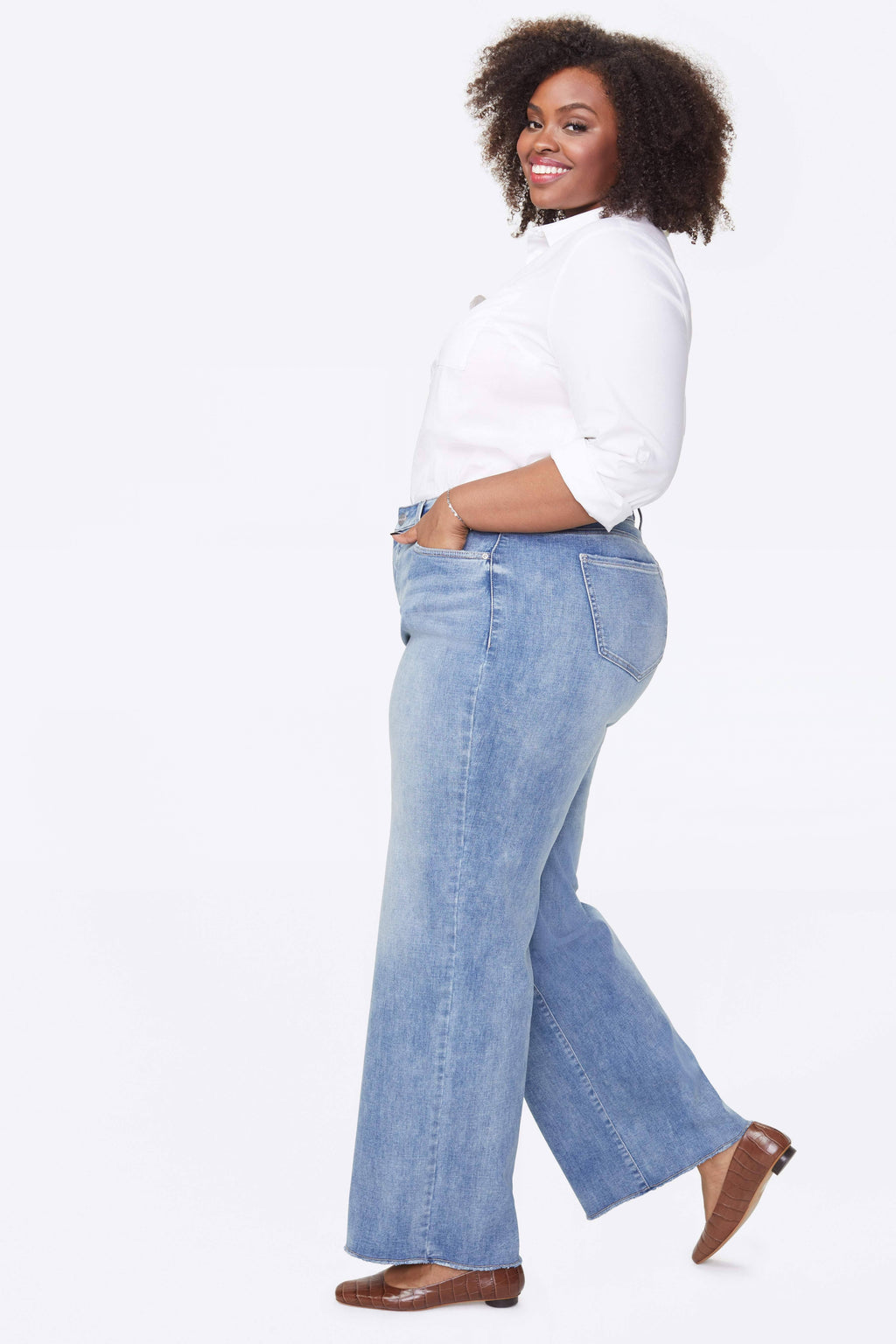 Wide Leg Fray Hem Jeans, Size 28 W Y27447