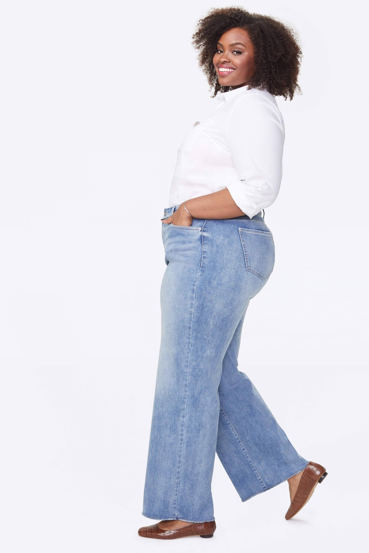 Wide Leg Fray Hem Jeans, Size 28 W Y27447